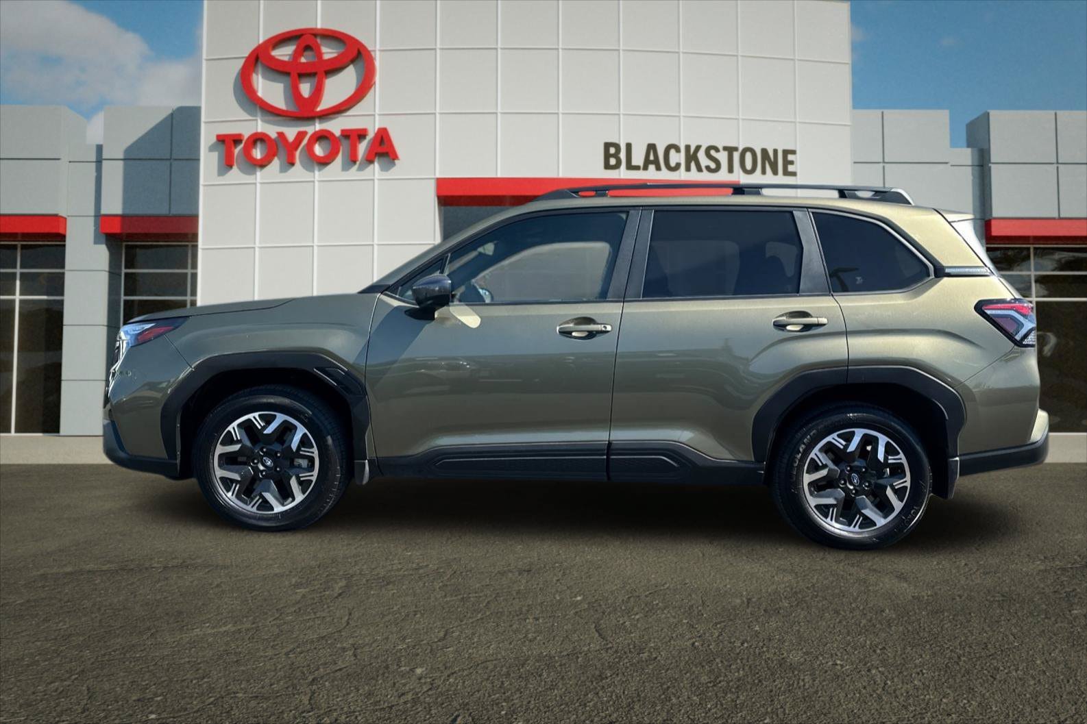Used 2025 Subaru Forester Premium AWD/4WD image 6