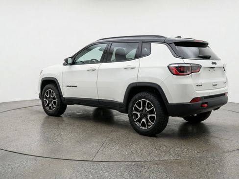 Used 2025 Jeep Compass Trailhawk AWD/4WD image 6
