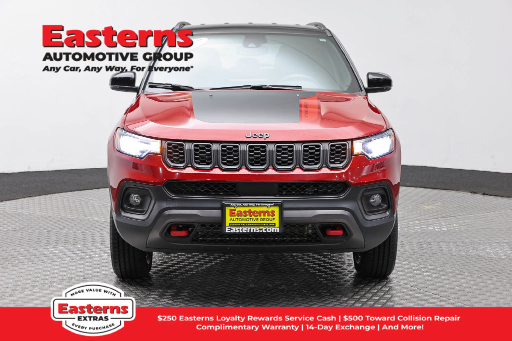 Used 2025 Jeep Compass Trailhawk AWD/4WD image 3