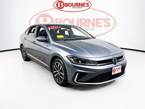 Used 2025 Volkswagen Jetta SE image 1