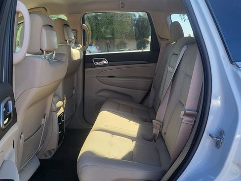 Used 2018 Jeep Grand Cherokee Laredo AWD/4WD image 23