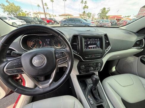 Used 2020 Jeep Cherokee Latitude Plus w/ Comfort/Convenience Group FWD image 13