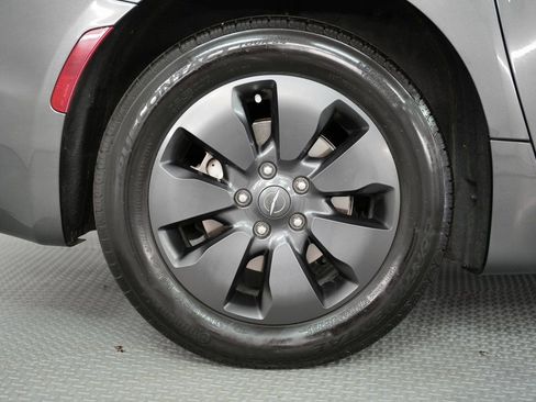 Used 2019 Chrysler Pacifica Limited w/ Advanced Safetytec Group image 63