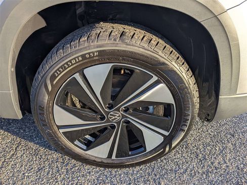 Used 2025 Volkswagen Taos SE image 11