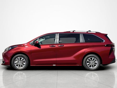 New 2026 Toyota Sienna XLE image 2