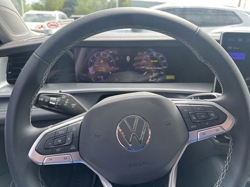 Certified 2025 Volkswagen Tiguan SE AWD/4WD image 10