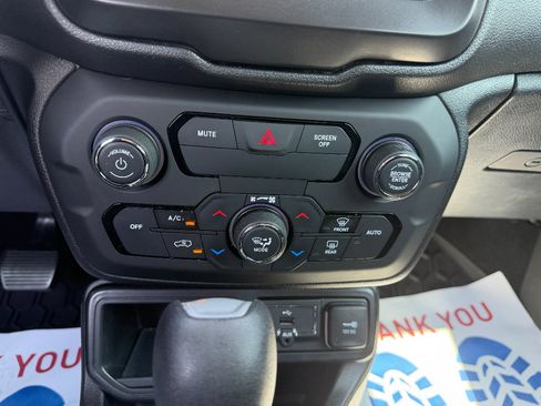 Used 2019 Jeep Renegade Latitude FWD image 20