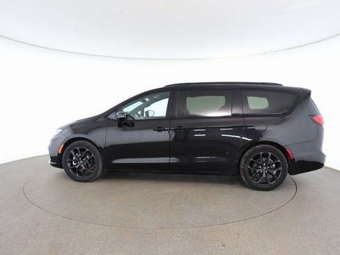 Used 2025 Chrysler Pacifica Limited image 7