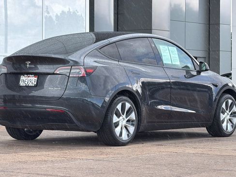 Used 2024 Tesla Model Y Long Range AWD/4WD image 4