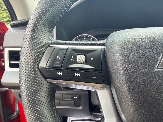 Used 2025 Mitsubishi Outlander AWD image 26
