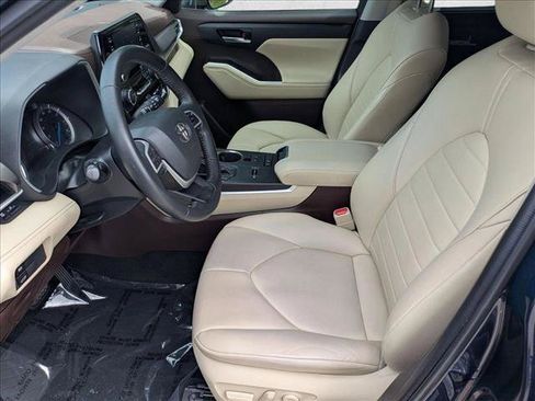 Used 2022 Toyota Highlander XLE FWD image 16