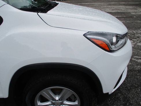 Used 2019 Chevrolet Trax LT w/ LT Convenience Package AWD/4WD image 19