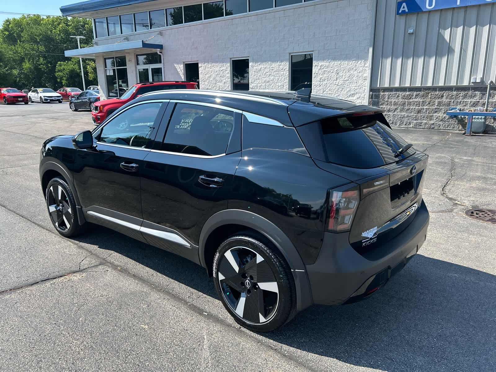Used 2025 Nissan Kicks SR AWD/4WD image 5