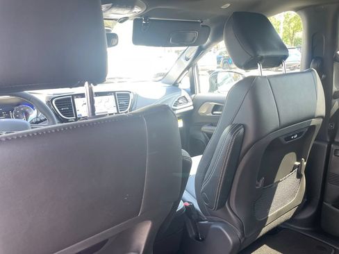 New 2026 Chrysler Pacifica Select FWD image 9