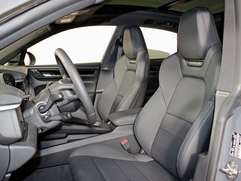 Certified 2025 Porsche Macan 4S Electric image 5