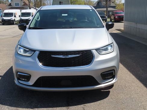 Used 2024 Chrysler Pacifica Touring-L FWD image 12