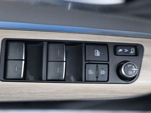 Used 2022 Toyota Venza XLE image 15