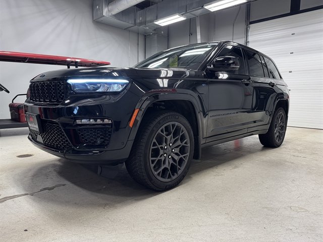 Used 2023 Jeep Grand Cherokee Summit AWD/4WD image 3