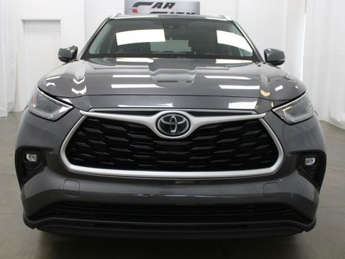 Used 2021 Toyota Highlander XLE FWD image 3