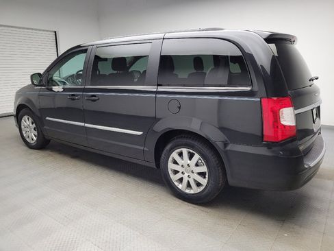 Used 2016 Chrysler Town & Country Touring FWD image 3