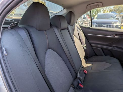 Used 2018 Toyota Camry LE image 32