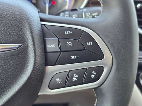 Used 2024 Chrysler Pacifica Limited FWD image 34