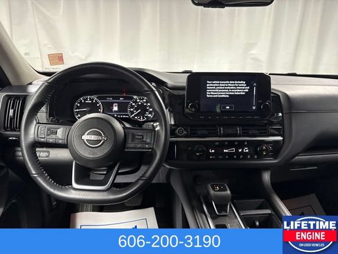Used 2024 Nissan Pathfinder SL AWD/4WD image 16