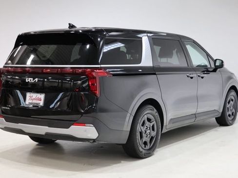 Used 2025 Kia Carnival FWD image 8