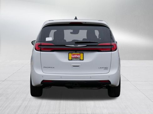 New 2026 Chrysler Pacifica Limited w/ Trailer Tow Group AWD/4WD image 6