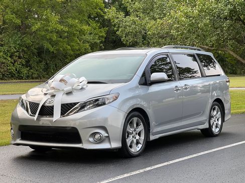 Used 2013 Toyota Sienna SE image 1