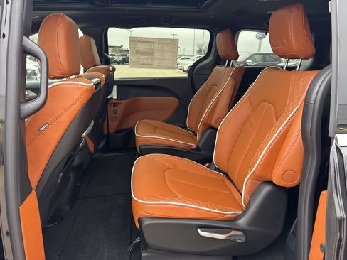 New 2026 Chrysler Pacifica Pinnacle image 23
