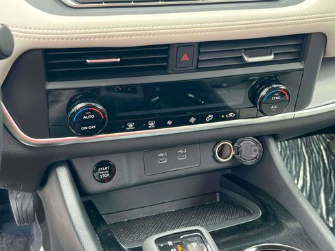 Used 2025 Nissan Rogue SV image 15