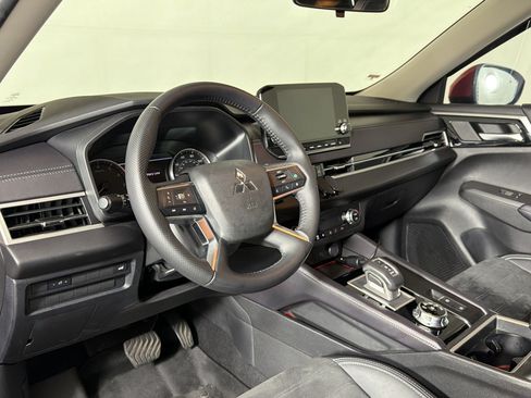 Used 2024 Mitsubishi Outlander SE FWD image 3