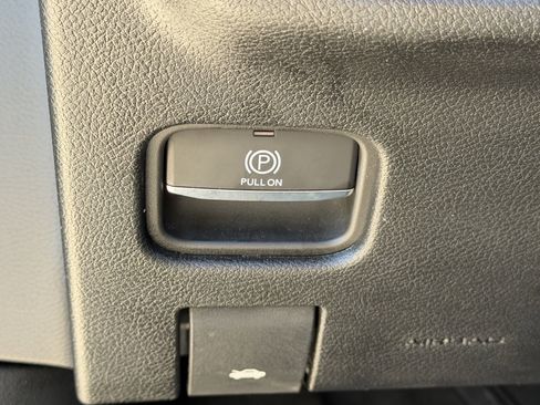 Used 2025 Jeep Grand Cherokee Altitude AWD/4WD image 16