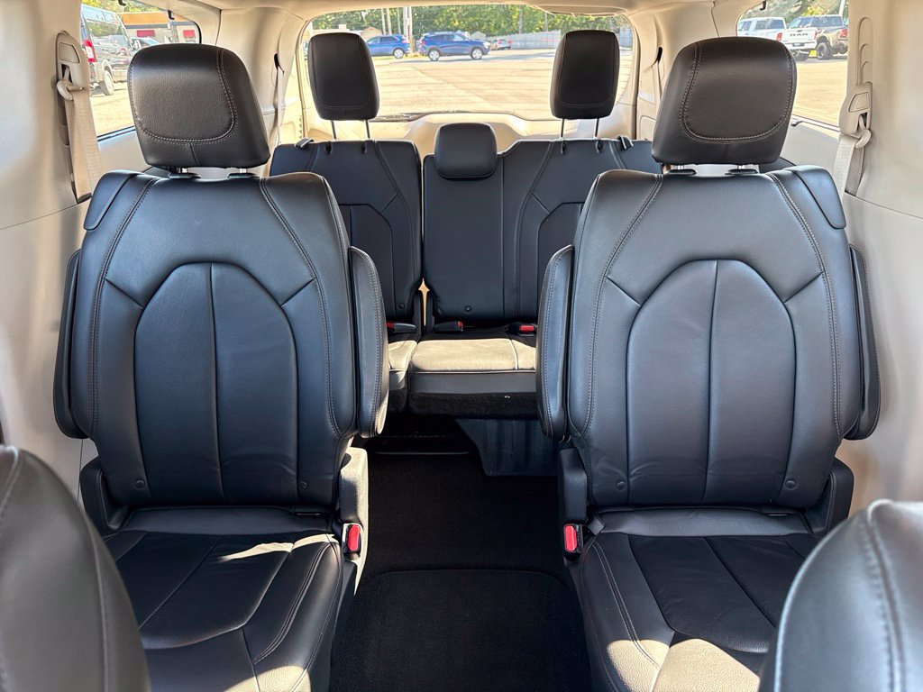 Used 2017 Chrysler Pacifica Touring-L w/ Tire & Wheel Group FWD image 37
