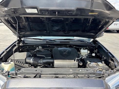 Used 2018 Toyota Tacoma TRD Off-Road image 31