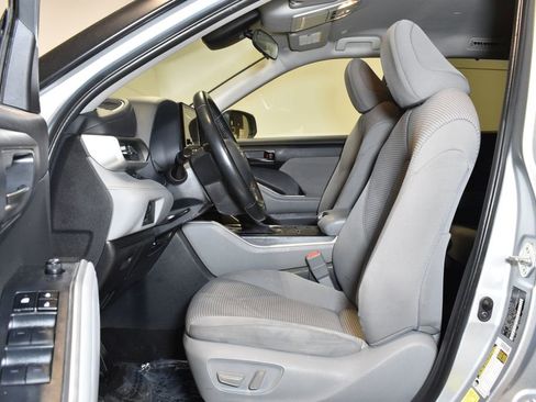 Used 2023 Toyota Highlander LE image 10