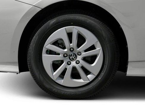 Certified 2018 Toyota Prius Three Touring FWD image 11