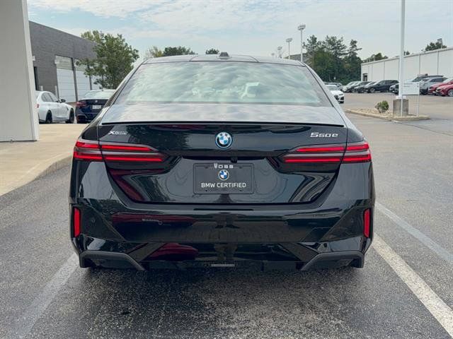 Used 2025 BMW 550e xDrive w/ Premium Package AWD/4WD image 4