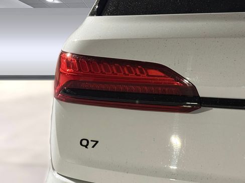 Certified 2025 Audi Q7 2.0T Premium w/ Convenience Plus Package image 13