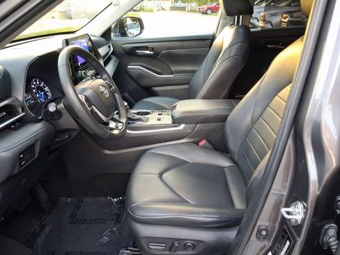 Used 2023 Toyota Highlander XLE FWD image 12