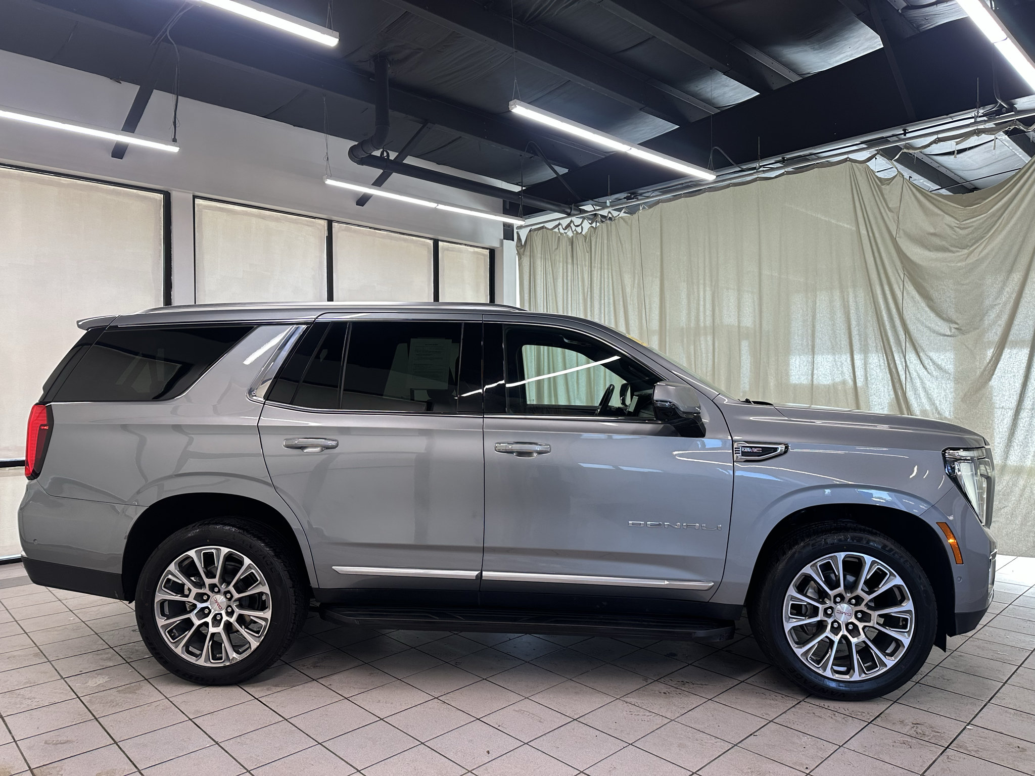 Used 2025 GMC Yukon Denali AWD/4WD image 3
