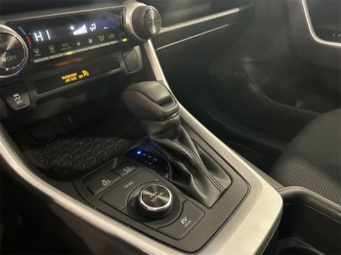 Used 2022 Toyota RAV4 LE image 18