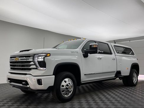 Used 2026 Chevrolet Silverado 3500 High Country w/ High Country Premium Package AWD/4WD image 2