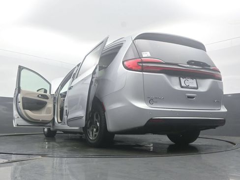 Used 2023 Chrysler Pacifica Limited FWD image 58