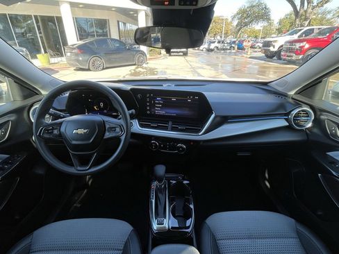 Used 2025 Chevrolet Trax LT image 10