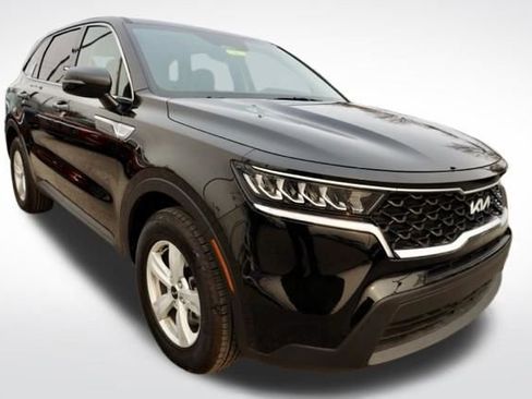 Used 2022 Kia Sorento LX image 3