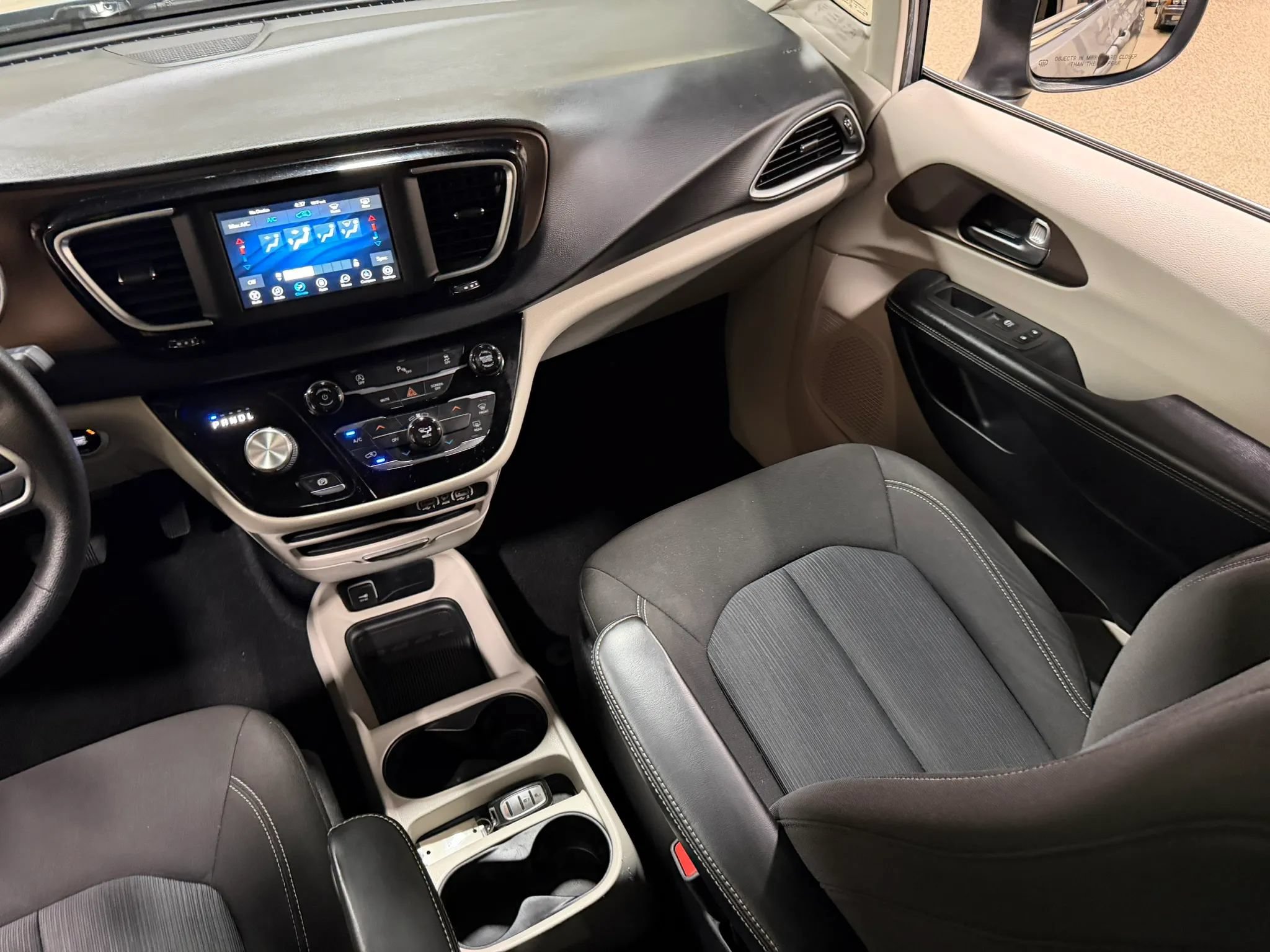 Used 2021 Chrysler Voyager L FWD image 50