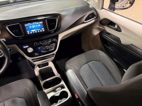 Used 2021 Chrysler Voyager L FWD image 50