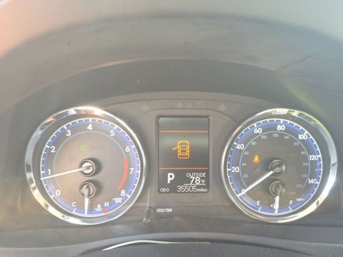 Used 2018 Toyota Corolla LE FWD image 2